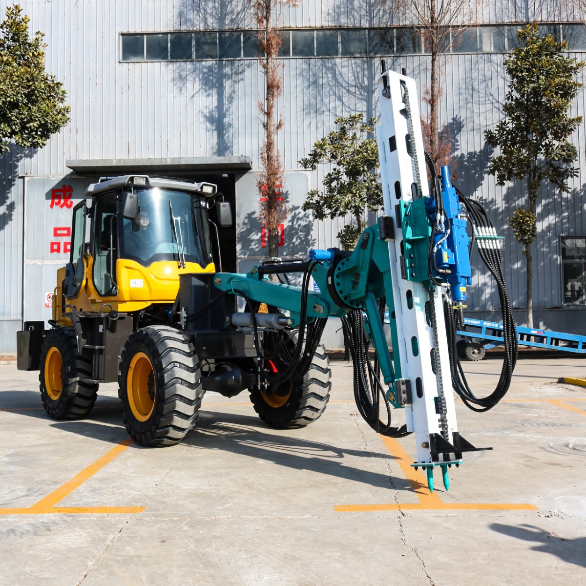 俄羅斯客戶蒞臨宏潤機械 參觀輪式隧道鉆機.jpg